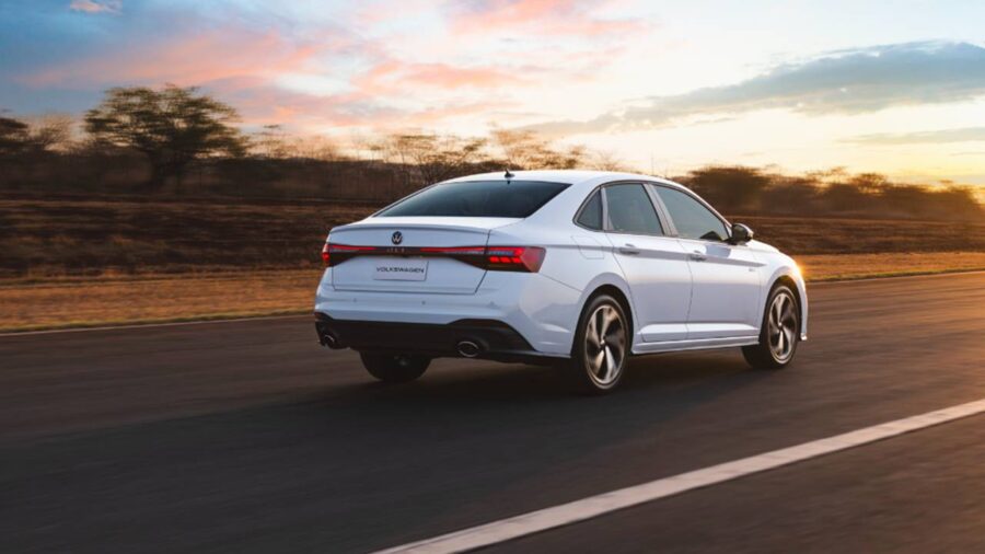 Jetta GLI 2026 - Com 231 CV sedan esportivo chega em outubro por R$ 269.900 3 Jetta GLI 2026 traseira