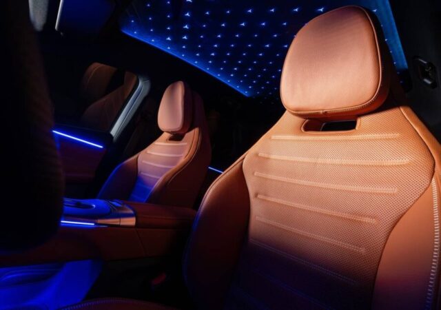 Mercedes GLC EV 2026 interior bancos e teto em LED