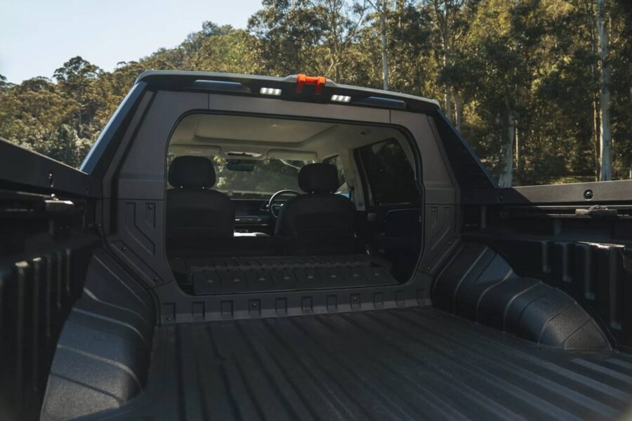 MGU9 - Primeira picape da marca é lançada na Austrália, será que virá ao Brasil? 3 MGU9 painel traseiro e caçamba