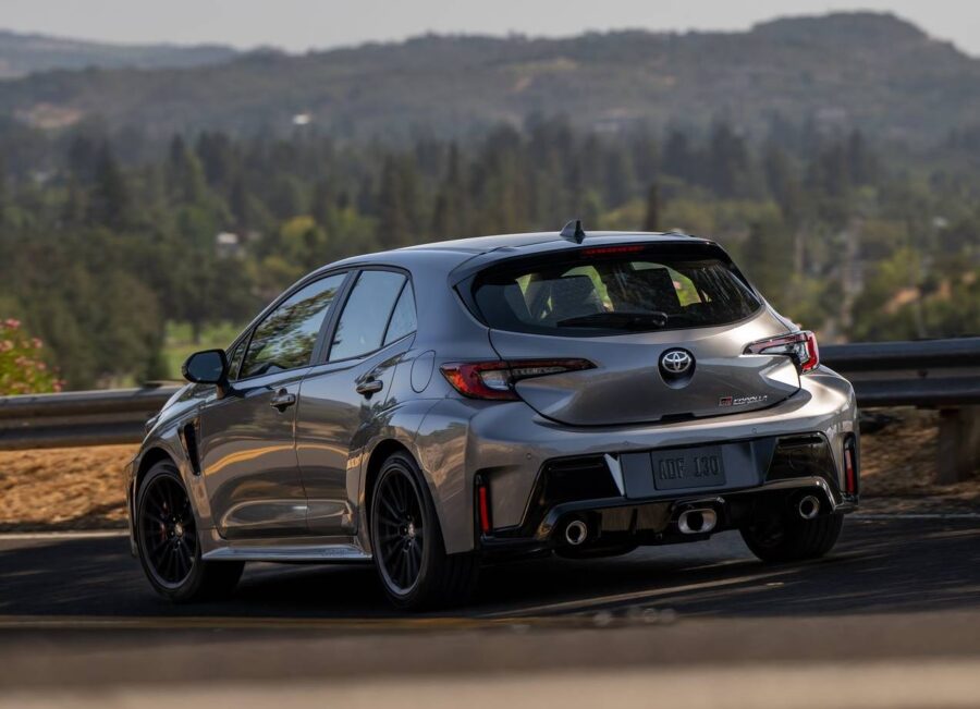 Toyota GR Corolla 2026 tem melhorias mecânicas e visual atualizado 3 toyota gr corolla 2026 traseira