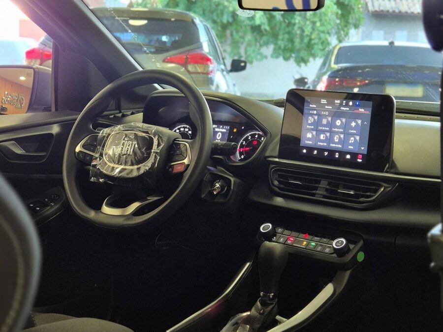 Os 5 melhores SUVs até R$ 120.000 - T-Cross, Tiggo 5x, Fastback, Tracker, Renegade e Kicks qual entrega mais? 4 Fiat Fastback Turbo 200 2026 interior painel