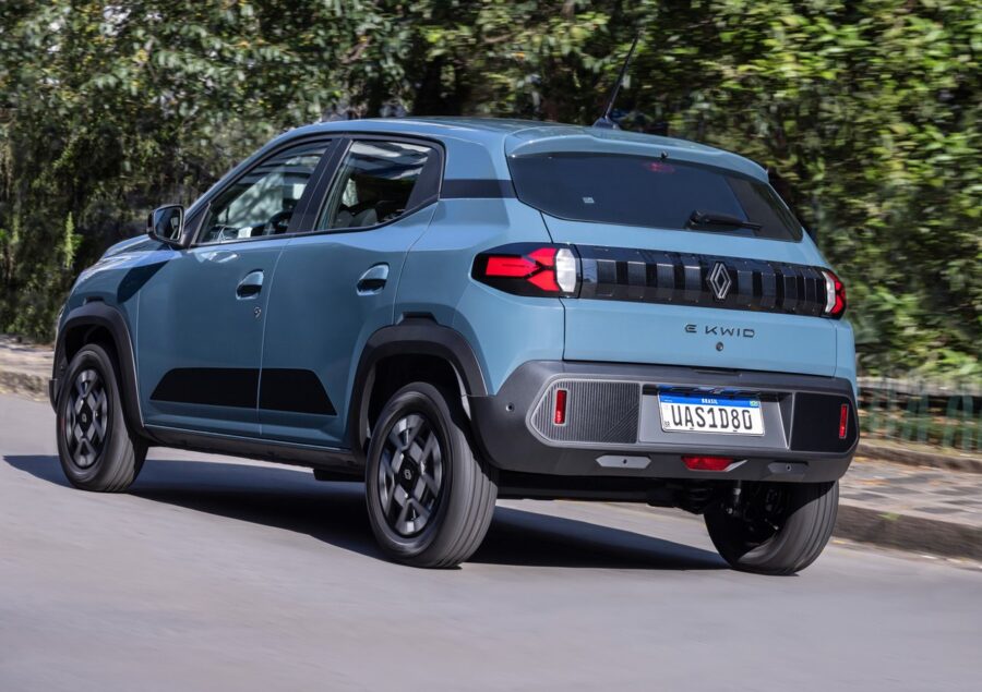 Novo Renault Kwid E-Tech 2026 é lançado com visual atualizado, mais equipado e mantém preço de R$ 99.990 3 Renault Kwid E-Tech 2026 traseira