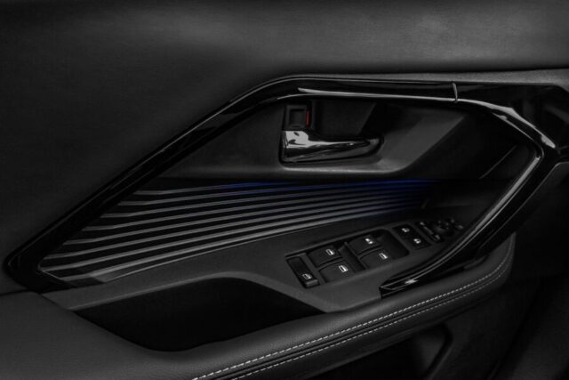 Toyota Yaris Cross detalhe interior porta