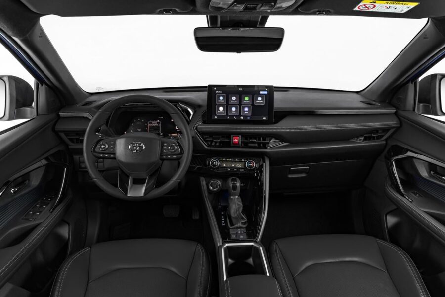 Toyota Yaris Cross é lançado no Brasil, confira versões, equipamentos e preços 26 Toyota Yaris Cross 2026 interior painel