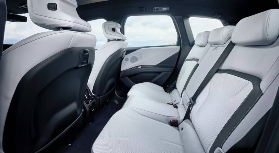 BMW X4 2027: Nova geração do X4 será totalmente elétrica e já está rodando em testes 8 interior bmw ix3 2026