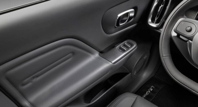 Leapmotor B10 interior portas