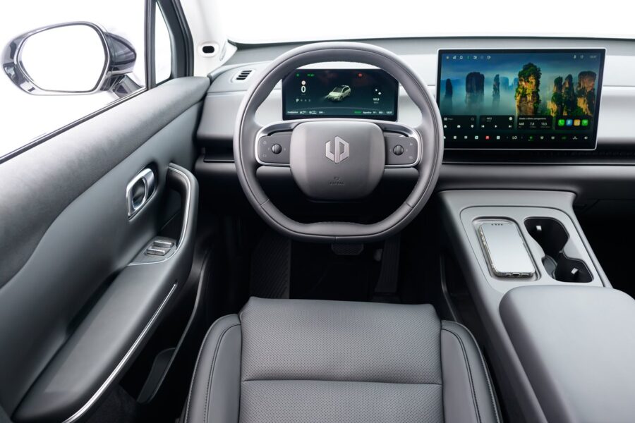 Leapmotor C10 é lançado no Brasil por R$ 189.990 e surpreende pela motorização, equipamentos e dimensões 5 Leapmotor C10 interior painel