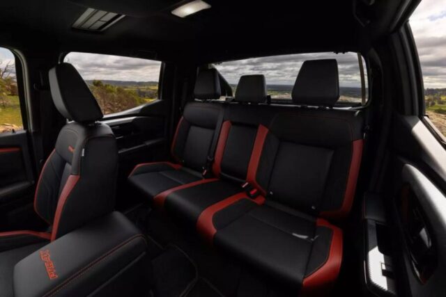 Nissan Navara 2026 interior bancos traseiros