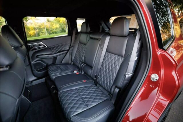 NIssan Rogue Plug-in Hybrid PHEV interior banco traseiro rear seats