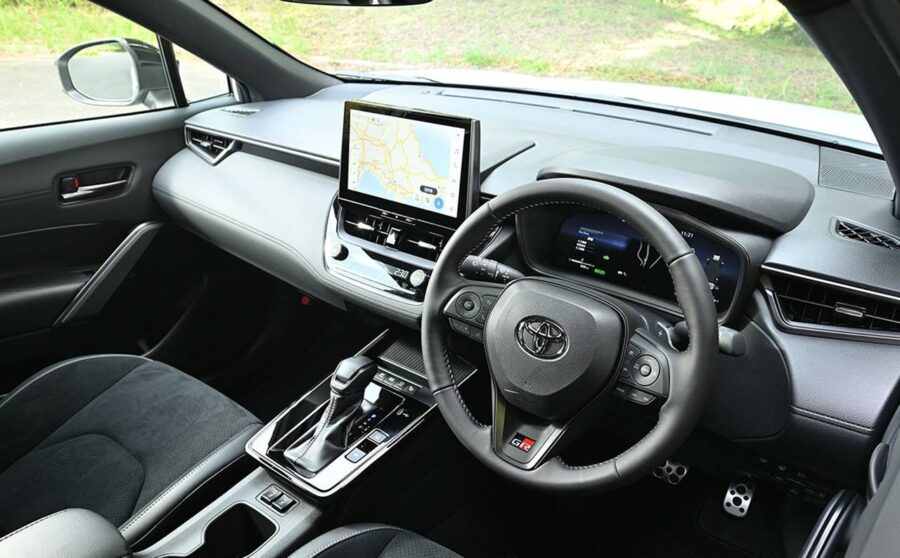 Toyota Corolla Cross 2027 chegará com visual atualizado e motor plugin híbrido 7 interior toyota corolla cross 2027