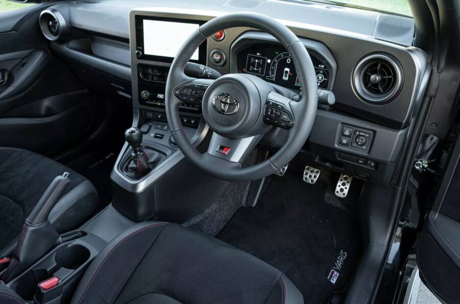 Toyota GR Yaris virá ao Brasil em 2026 - Confira em detalhes 5 interior toyota gr yaris 2026