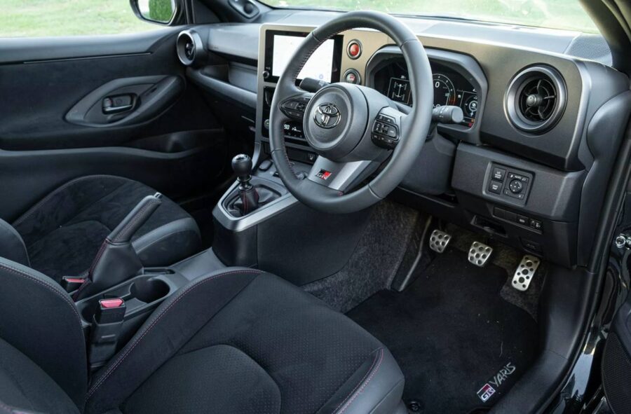 Toyota GR Yaris virá ao Brasil em 2026 - Confira em detalhes 6 interior toyota gr yaris