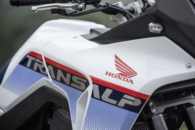 Honda XL750 Transalp 2026 detalhe tanque e carenagem