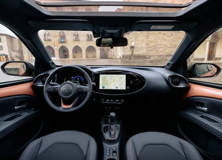 Toyota Aygo X 2026 - O carro mais barato da marca na Europa surpreende 3 Toyota Aygo X 2026 interior