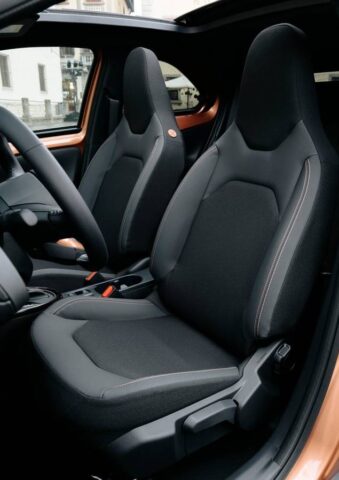 Toyota Aygo X 2026 interior bancos dianteiros