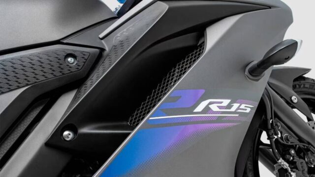 Yamaha R15 detalhe lateral carenagem