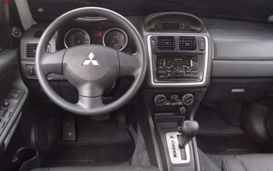 Mitsubishi Pajero TR4 - Guia de usado, um 4x4 raiz por R$ 40.000, será que vale a pena? 5 Mitsubishi Pajero TR4 interior