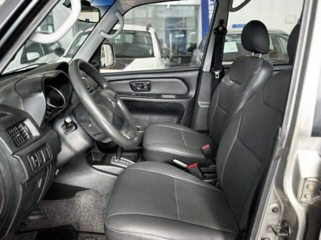 Mitsubishi Pajero TR4 interior bancos dianteiros