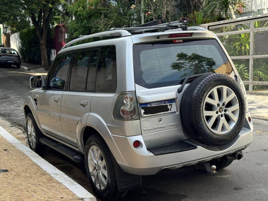 Mitsubishi Pajero TR4 - Guia de usado, um 4x4 raiz por R$ 40.000, será que vale a pena? 4 Mitsubishi Pajero TR4 2011 traseira