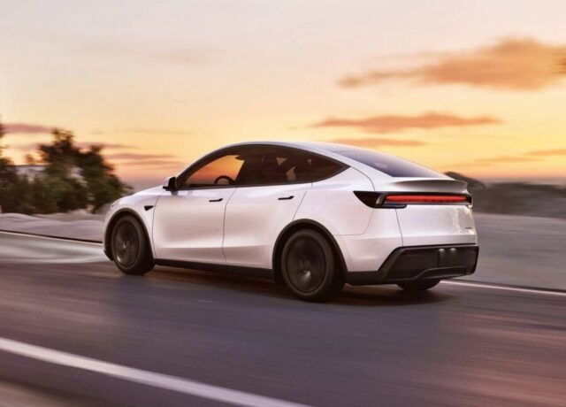 Tesla Model Y 2026 traseira rear view