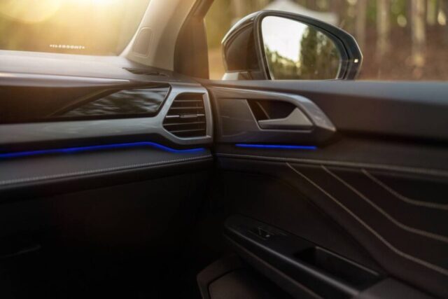 Volkswagen Taos 2026 interior detalhe porta iluminação LED