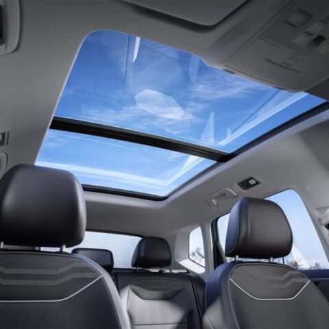 Volkswagen Taos 2026 interior teto solar panorâmico