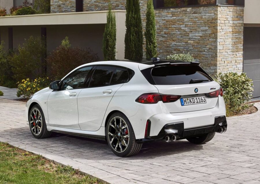 Novo BMW Série 1 2026 chega ao Brasil por R$ 459.950 em versão única M135 xDrive 2 BMW M135 2026 traseira / Série 1 2026