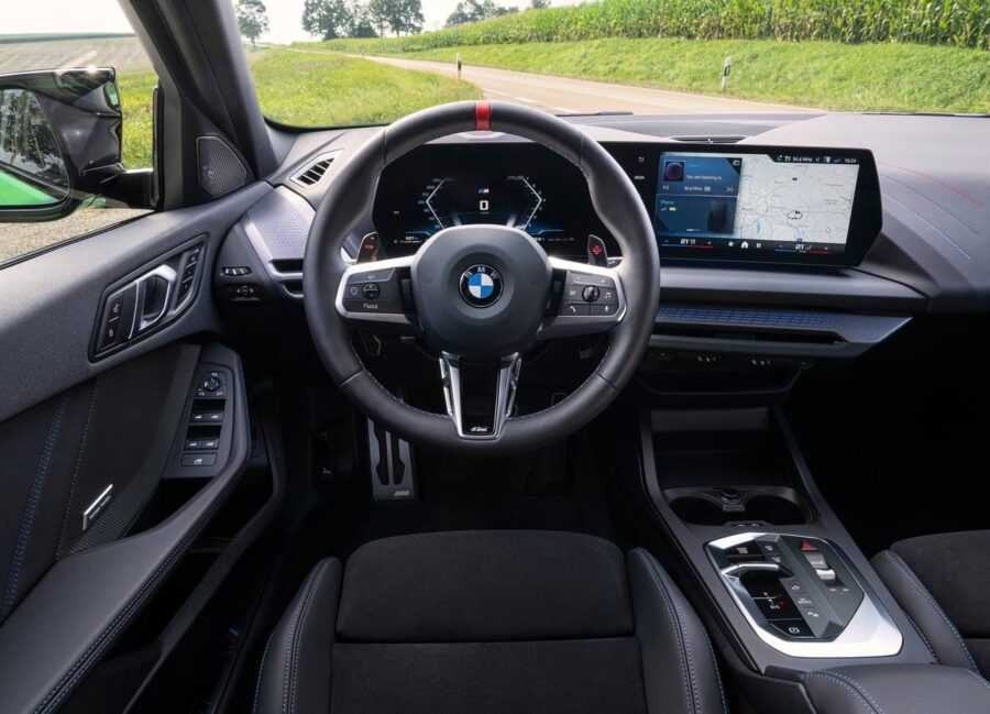 Novo BMW Série 1 2026 chega ao Brasil por R$ 459.950 em versão única M135 xDrive 3 BMW M135 2026 interior