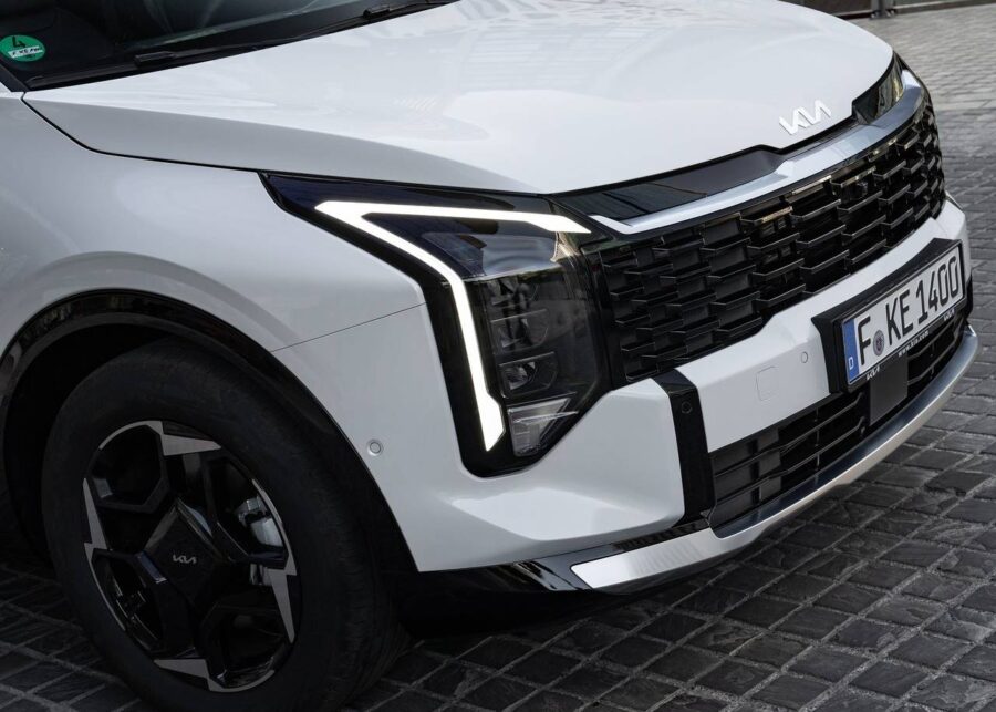 Novo Kia Sportage 2026 chega renovado por R$ 262.190. Confira em detalhes 2 Kia Sportage 2026 detalhe dianteira e farois