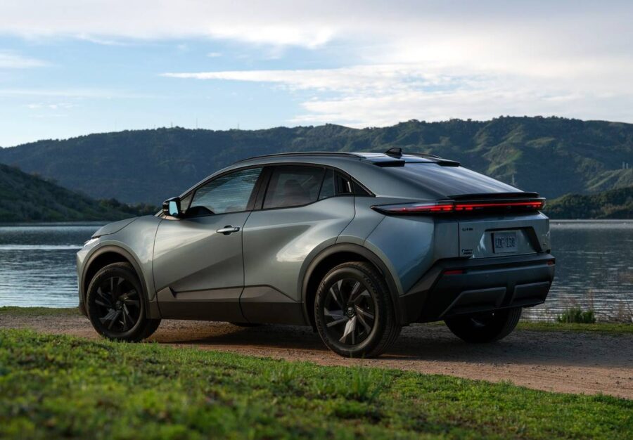 Toyota C-HR BEV: O Novo SUV Elétrico da Toyota 2 Toyota C-HR traseira