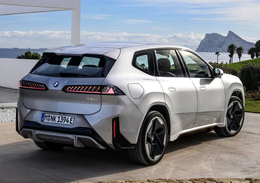 BMW iX3 2026 - Nova geração elétrica do X3 é apresentada e promete rodar mais de 800 km 2 BMW iX3 2026 traseira