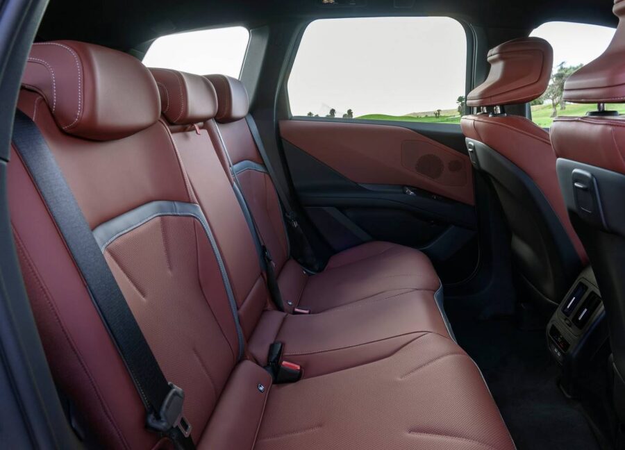 Novo BMW iX3 chega ao Brasil e inaugura uma nova era da marca 5 BMW iX3 2026 interior banco traseiro