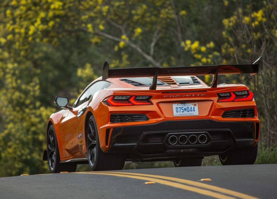Chevrolet Corvette ZR1X: Nova versão 4x4 com 1250 cv coloca o esportivo americano em um novo patamar 2 Chevrolet Corvette ZR1X traseira rear view
