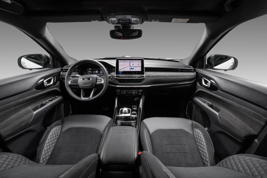 Jeep Commander 2027 chega com motor híbrido leve e faz até 11 km/l na cidade 4 Jeep Commander interior painel