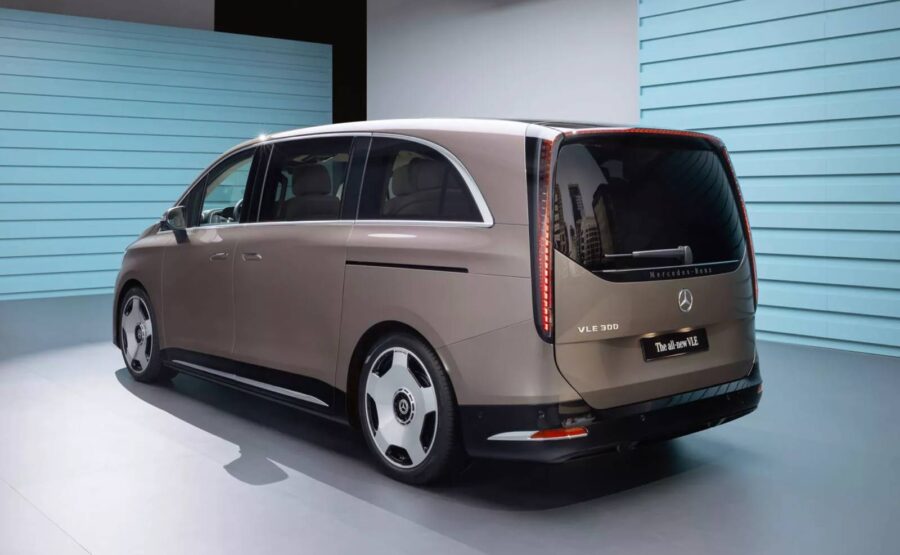 Mercedes VLE - Nova minivan elétrica de luxo tem 400 cv e roda até 700 km 6 Mercedes VLE traseira