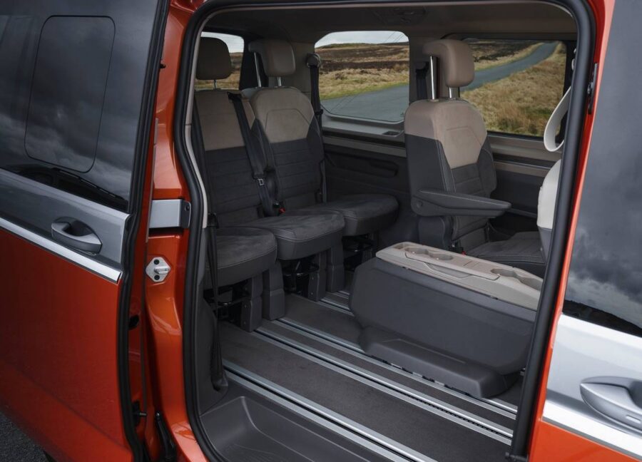 VW Multivan 2027 - A Kombi da Volkswagen é atualizada na Europa 4 VW Multivan T7 interior bancos traseiros