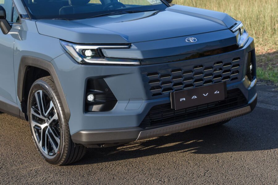 Novo Toyota RAV4 2026 chega ao Brasil por R$ 317.190 5 Toyota RAV4 2026 detalhe dianteira