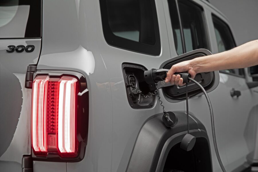 GWM Tank 300 PHEV ganha motor flex por R$ 342.000 2 GWM Tank 300 Flex detalhe carregamento plugin híbrido