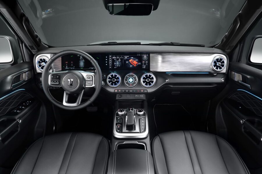 GWM Tank 300 PHEV ganha motor flex por R$ 342.000 4 GWM Tank 300 Flex interior painel