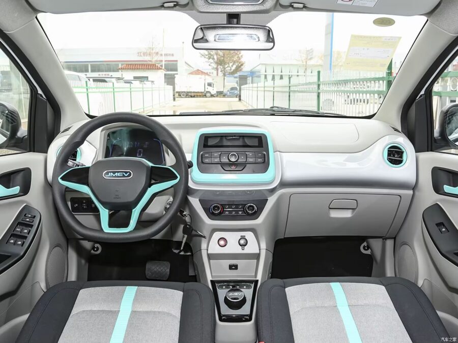 JMEV EV2 - Novo elétrico de R$ 69.990 chega como o carro mais barato do Brasil 6 JMEV EV2 interior painel