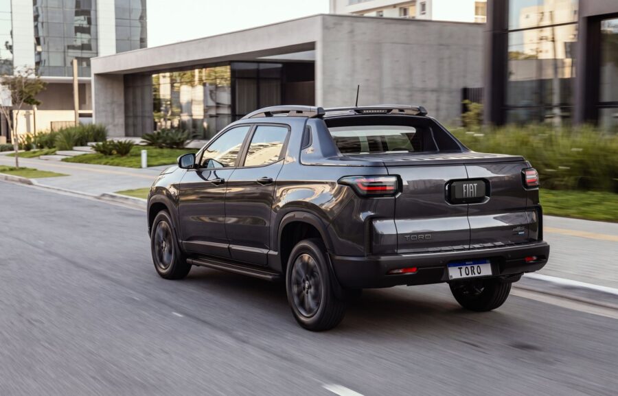 Fiat Toro 2027 chega com motor híbrido e pacote ADAS. Confira em detalhes 2 Fiat Toro Ultra 2027 traseira