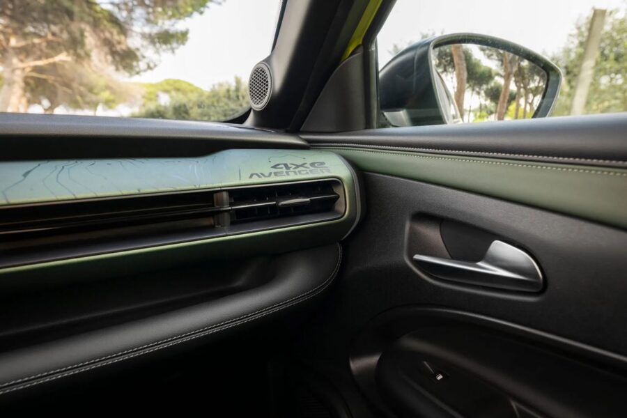 Novo Jeep Avenger 2027 é mostrado na Europa e antecipa detalhes da versão nacional 5 Jeep Avenger 2027 interior