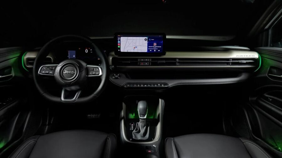Novo Jeep Avenger 2027 é mostrado na Europa e antecipa detalhes da versão nacional 7 Jeep Avenger 2027 interior versão brasileira