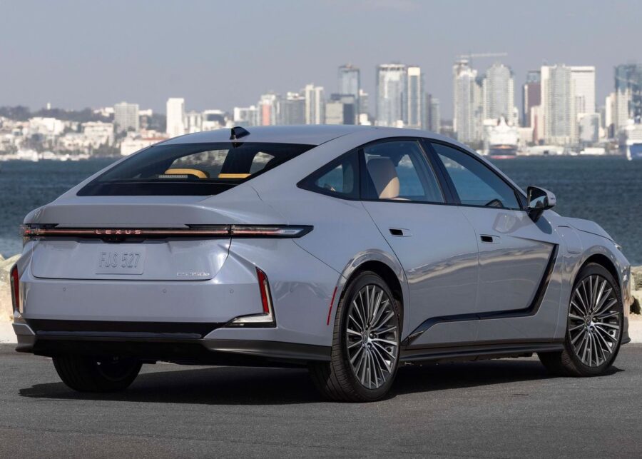 Lexus ES 2026 - Nova geração aposta em motores elétricos e híbridos para conseguir sobreviver 3 Lexus ES 2026 traseira