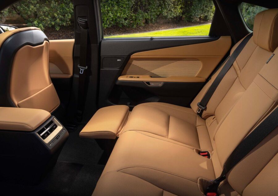 Lexus ES 2026 - Nova geração aposta em motores elétricos e híbridos para conseguir sobreviver 7 Lexus ES 2026 interior banco traseiro