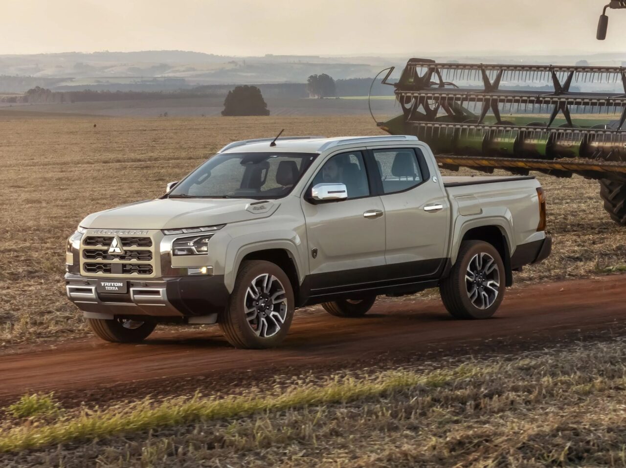 Mitsubishi Triton 2027 chega com nova versões, preços partem de R$ 264.990 2 Mitsubishi Triton Terra 2027