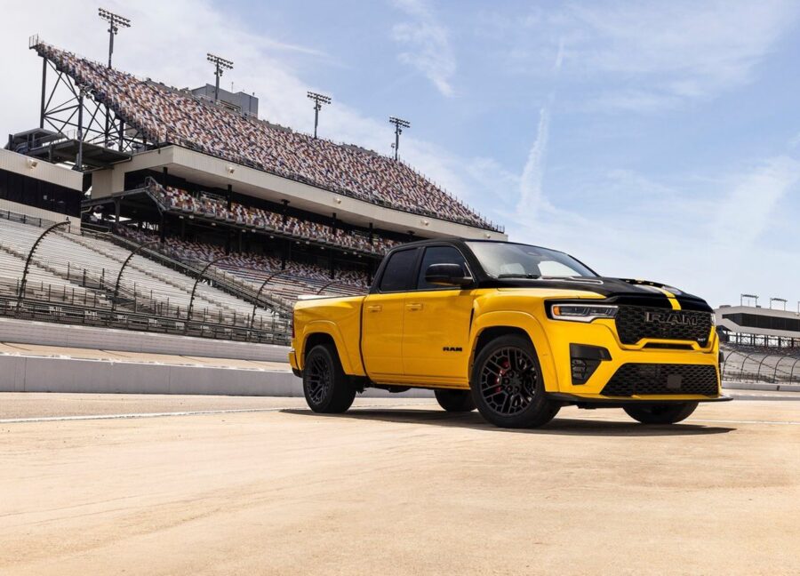 Ram 1500 Rumble Bee SRT - Com 777 cv ela é mais rápida que o Porsche 911 2 RAM 1500 Rumble Bee SRT 2027