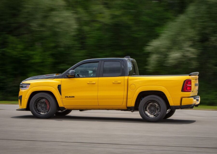 Ram 1500 Rumble Bee SRT - Com 777 cv ela é mais rápida que o Porsche 911 3 RAM 1500 Rumble Bee