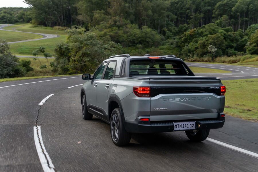 Chevrolet Montana 2027 chega mais equipada, com painel soft touch e reajuste de preços 3 Chevrolet Montana 2027 traseira