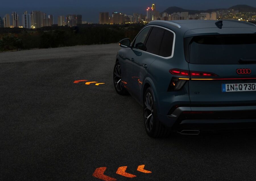 Novo Audi Q7 2027: 3ª Geração é revelada com V6 diesel híbrido 5 Audi Q7 2027 setas com projetores